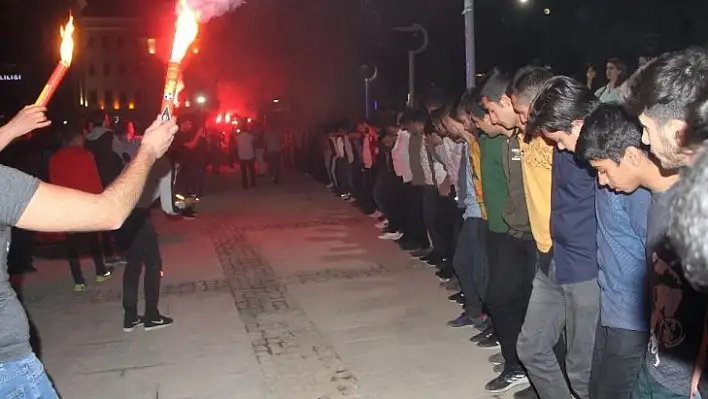 Sahurun 23'üncü gecesinde halay çekip, çiftetelli oynadılar