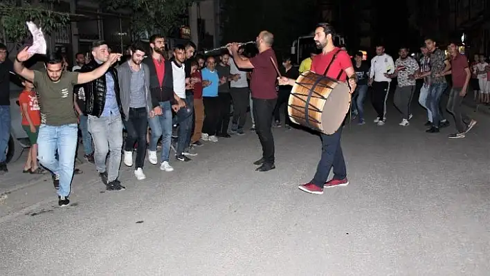 Elazığ'da davullu klarnetli sahur halayı