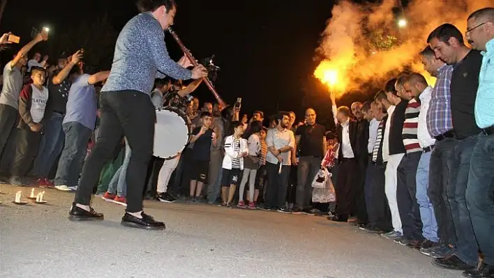 Elazığ'da 'meşaleli' ve 'havai fişekli' sahur halayı