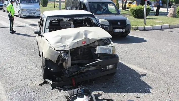 Elazığ'da trafik kazası: 3 yaralı