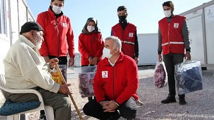 Elazığlı depremzedelere Kızılay'dan battaniye desteği