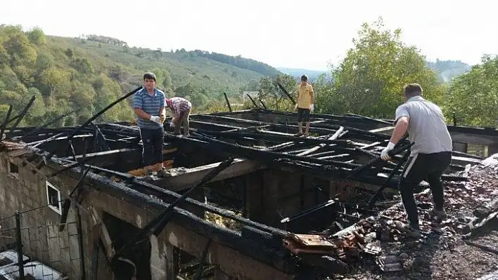 Sakarya'da elektrik kontağından çıkan yangın ahırı küle çevirdi