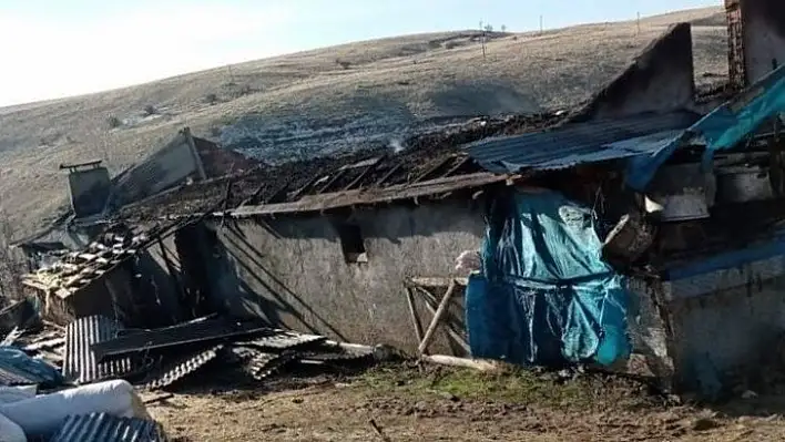 Elektrik kontağından çıkan yangın, 12 hayvanı telef  etti