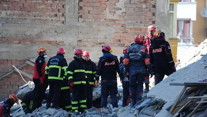 Enkazda yapılan çalışma sonucunda bir kişinin cansız bedeni çıkarıldı