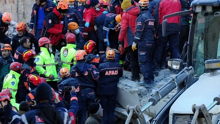 Enkazdan 15 saatin ardından 1 kişi daha sağ çıkarıldı