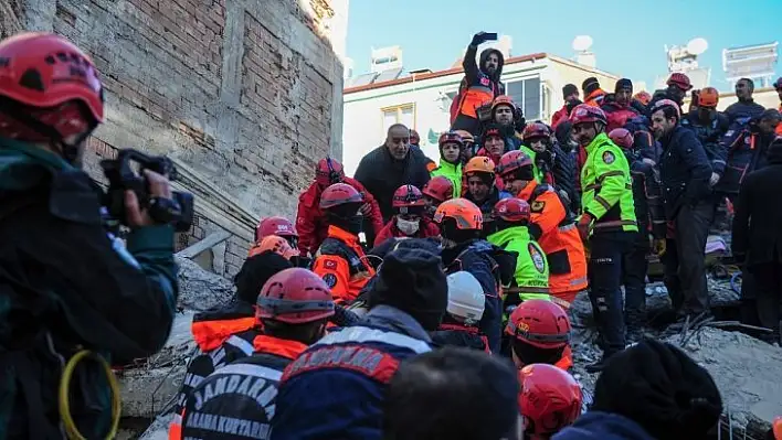 Enkazdan bir kadın daha sağ çıkarıldı