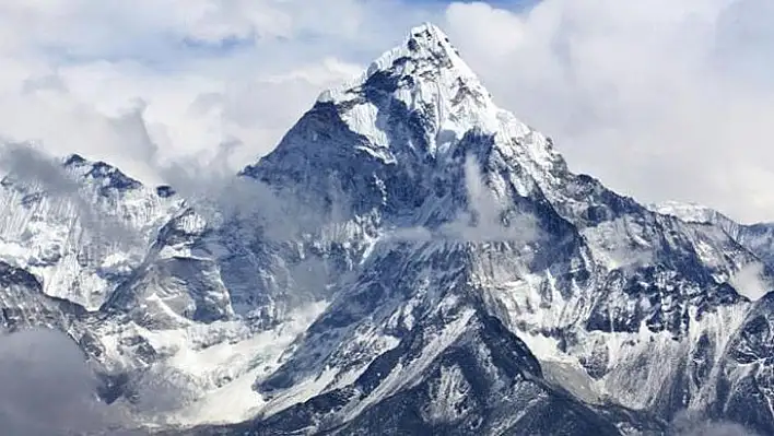 Everest'e tırmanan 3 dağcı hayatını kaybetti