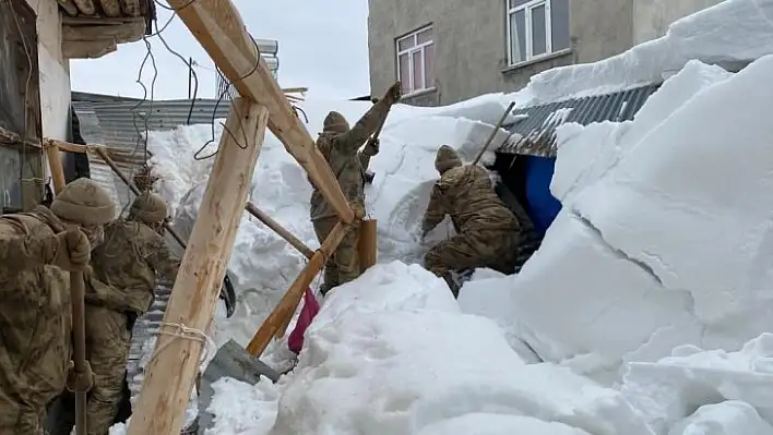 Evinde  mahsur kalan 88 yaşındaki Elif ninenin yardımına jandarma komando koştu