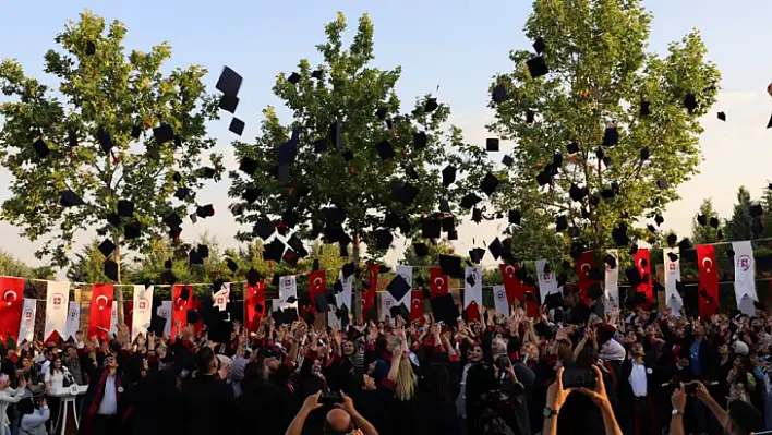 Fırat Üniversitesi'nde mezuniyet heyecanı 