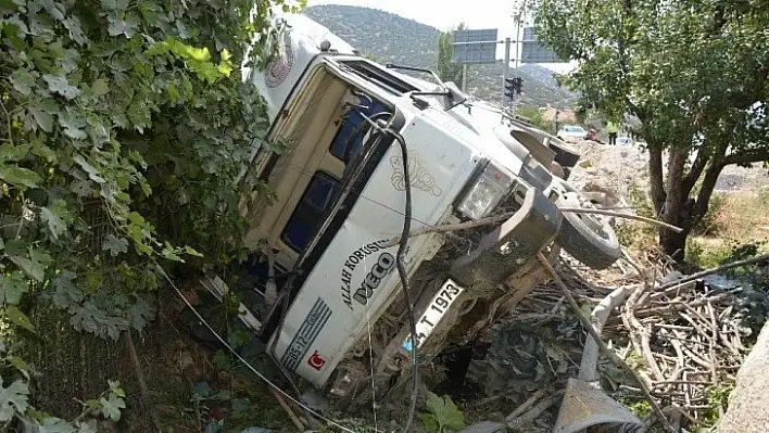 Antalya'da freni boşalan kamyon bahçeye uçtu: 3 yaralı