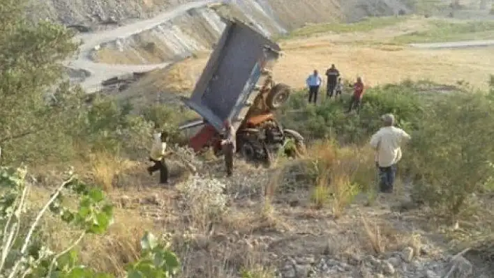 Freni patlayan traktör şarampole devrildi: 3 yaralı