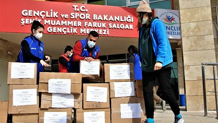 Gençler, topladıkları kıyafetleri İdlib'e gönderdi