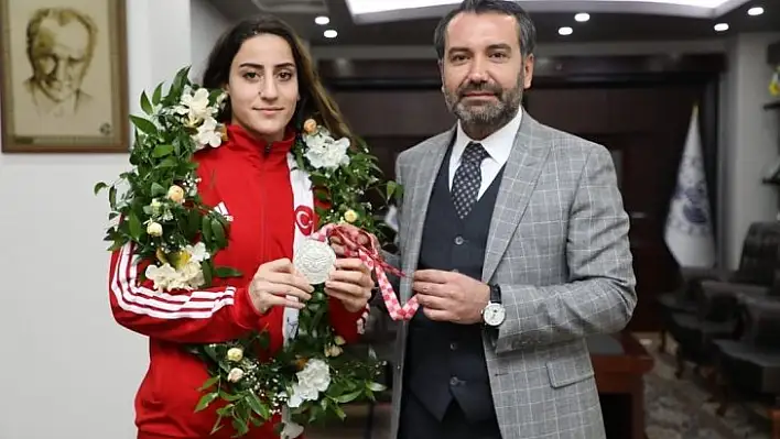 Gizem Özer'e Elazığ'da coşkulu karşılama