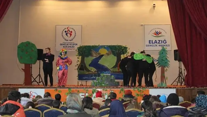 Gönüllü tiyatro ekibi çocuklar için sahne aldı