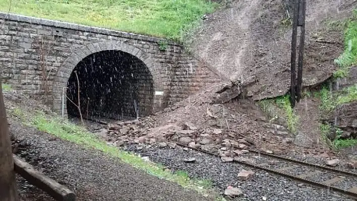 Elazığ'da heyelan, demir yolu ve bazı evleri etkiledi