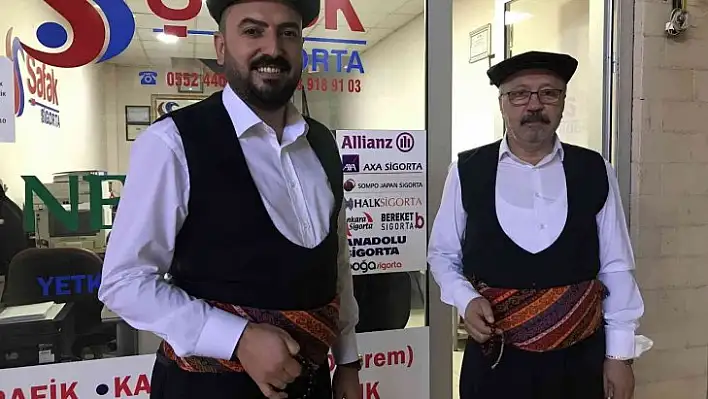 Haftanın bir günü yöresel kıyafetlerle müşterilerin karşısına çıkıyorlar