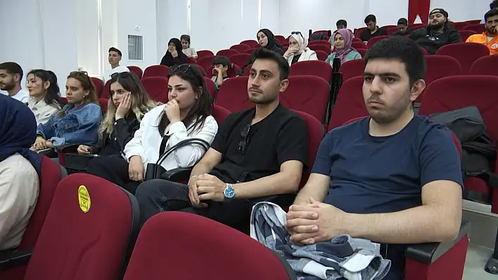 Hançerli, İletişim Fakültesi öğrencileri ile buluştu