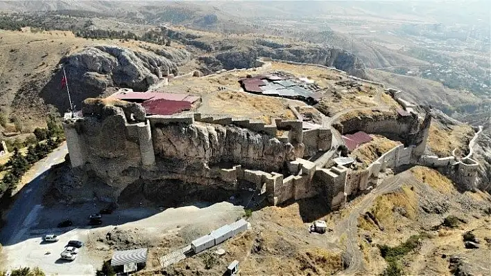 Harput Kalesi kazılarında 7 yılda 110 bin adet obje çıktı