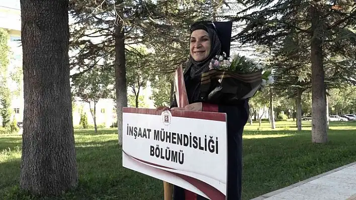 Hayali olan inşaat mühendisliğini 58 yaşında kazandı, 63 yaşında kep attı