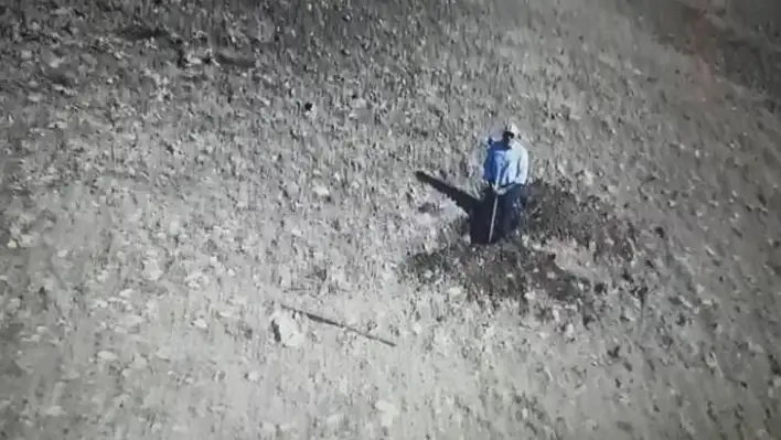 Hem kaçak kazı yaptı hem drone'u taşladı
