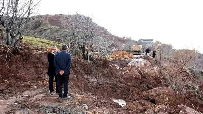 Heyelan kara yolunu sürükledi