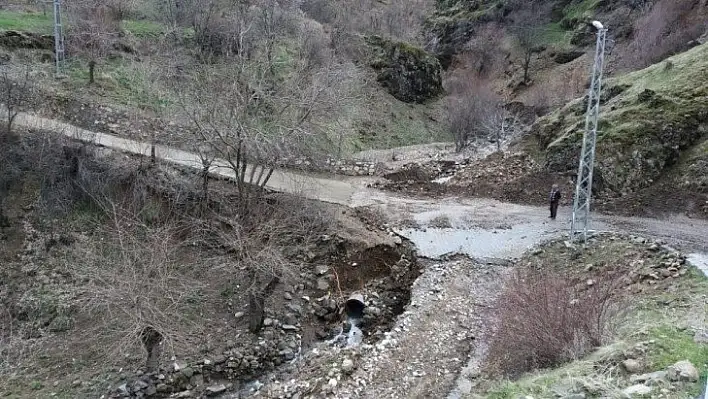 Heyelan nedeniyle kapanan köy yolu, ulaşıma açıldı