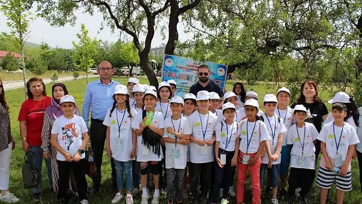 Hipodromda piknik yapan ve atlara binen çocuklar doyasıya eğlendi