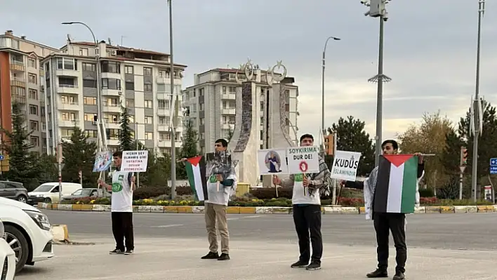 HÜDAPAR'lı gençler farkındalık için trafiğe çıktı 