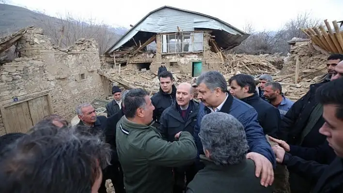 İçişleri Bakanı Soylu ile Sağlık Bakanı Koca depremde 6 evin yıkıldığı köyde incelemede bulundu