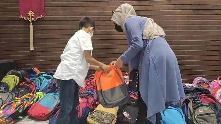 İHH'da Yetim ve Mülteci Çocuklara Kırtasiye Desteği