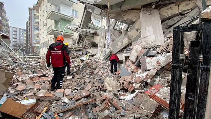 İHH Elazığ İnsani Yardım Derneği deprem bölgesinde