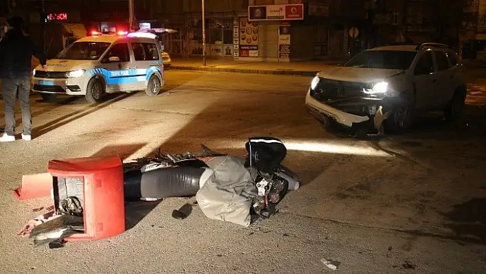 İki araç kaza yaptı, biri savrulup motosikletli kuryeye  çaptı