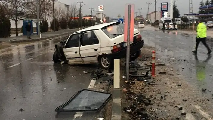 İki otomobil çarpıştı