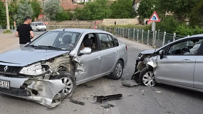 İki otomobil kafa kafaya çarpıştı: 3 yaralı