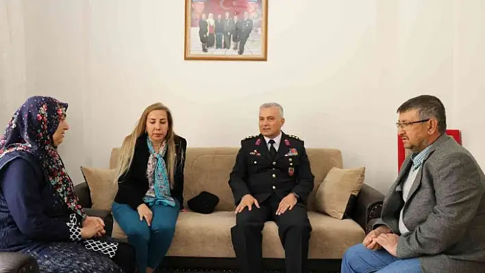 İl Jandarma Komutanı Ali Yıldız ve eşi, şehit annelerini yalnız bırakmadı