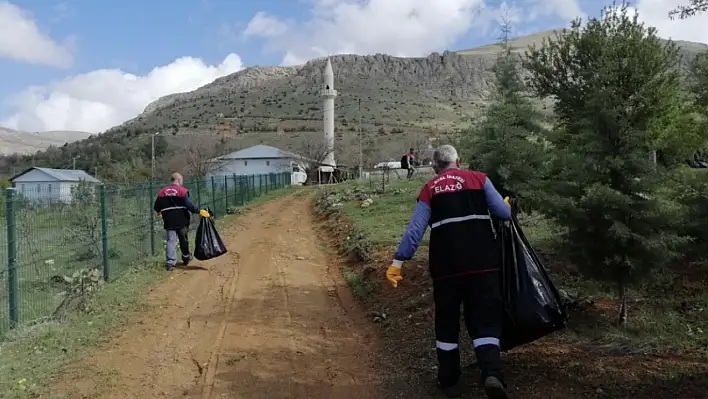 İl Özel İdaresi Fethi Sekin Külliyesi Çevresinde Temizlik Çalışması Yaptı