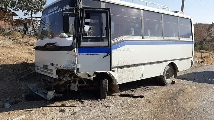 Manisa'da işçi servisi ile otomobil çarpıştı