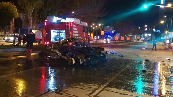 İzmir'de feci kaza... Takla atan araçtan caddeye savruldular: 2 ölü, 1 yaralı