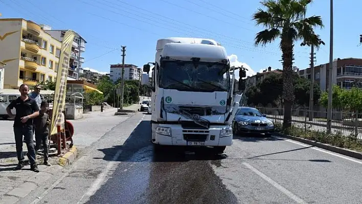 İzmir'de tır ile kamyon çarpıştı