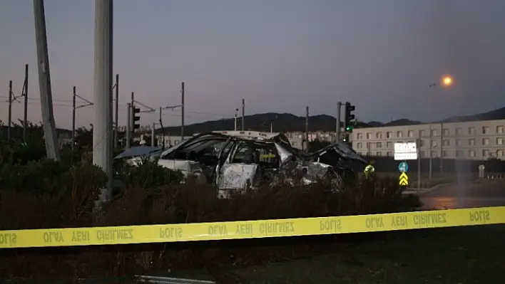 İzmir'deki feci trafik kazasında otomobil metrelerce uçtu: 2 ölü