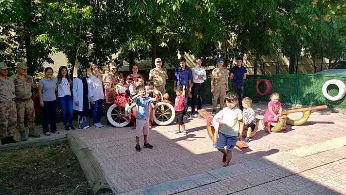 Jandarma,  geri dönüşüm malzemelerinden çocuklara oyun bahçesi yaptı