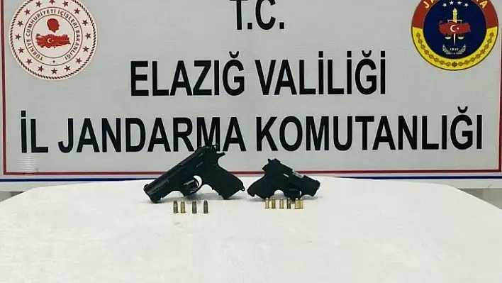 Jandarma 2 şahsı, ruhsatsız tabancaları saklarken yakaladı