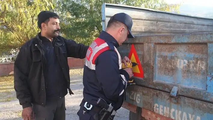 Jandarma, traktör sürücülerini bilgilendirip reflektör taktı