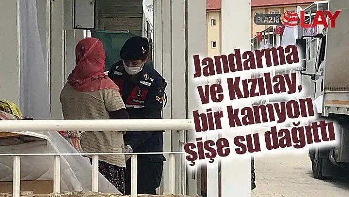 Jandarma ve Kızılay, bir kamyon şişe su dağıttı