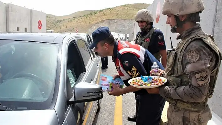 Jandarmadan şeker tadında bayram uygulaması