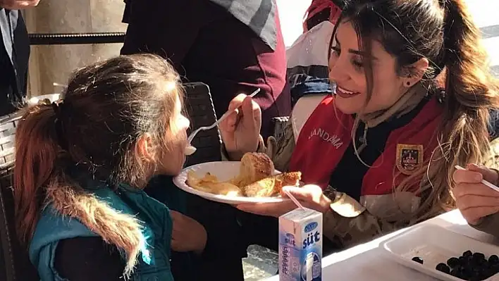 Jandarmanın kadın personellerinden depremzede çocuklara anne şefkati