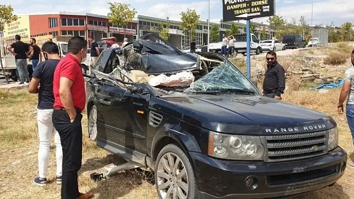 Jeep hafriyat kamyonu ile çarpıştı: 2 yaralı