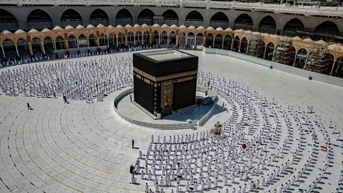 Kabe'de 7 ay sonra ilk cuma namazı kılındı