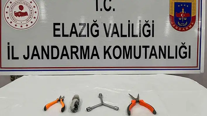 Kablo çalarken jandarma ekiplerine suçüstü yakalandı