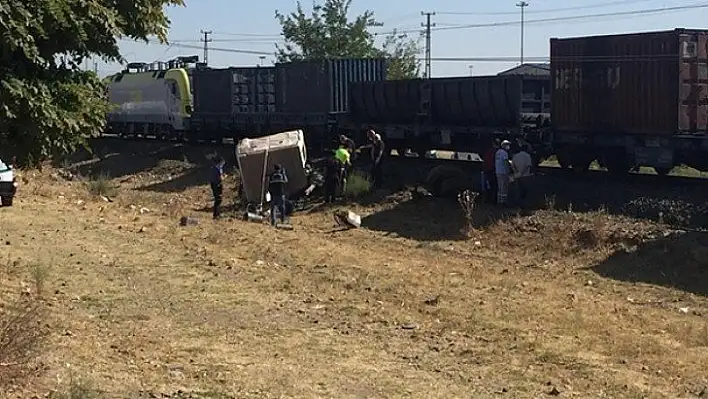 Kahramanmaraş'ta yük treni kamyonu biçti: 1 ölü